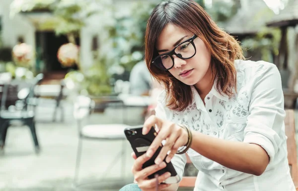 Une femme jouant au téléphone portable — Photo