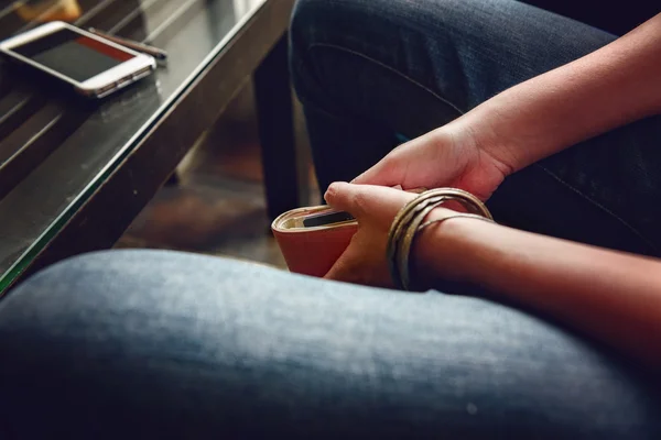 Cartera en la mano — Foto de Stock