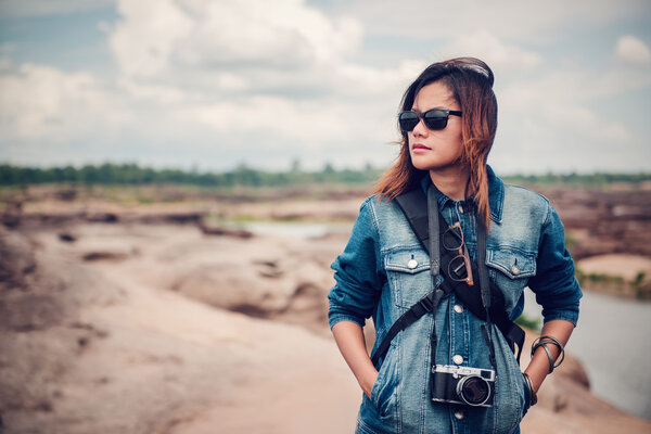 Азиатка смотрит на природу
