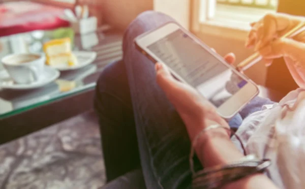 Las mujeres asiáticas utilizan Internet para buscar información — Foto de Stock