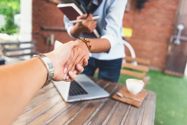 Photos of Asian women who are shaking hands,Focus on hand — Stock Photo, Image