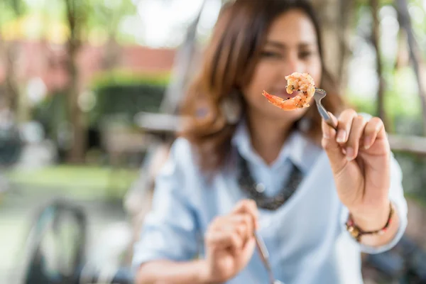 Asiatiska kvinnor äta läckra, fokus på räkor — Stockfoto