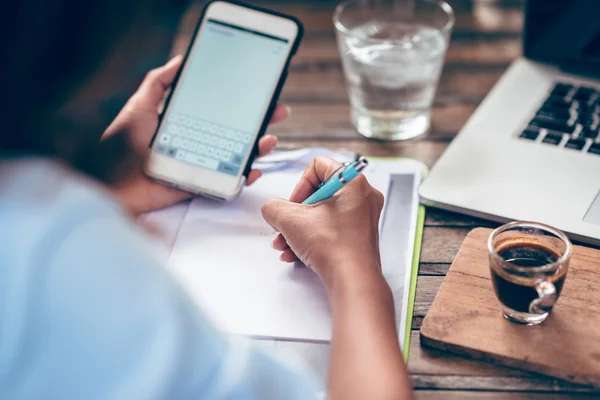 Foto Aziatische vrouwen zijn het maken van notities — Stockfoto