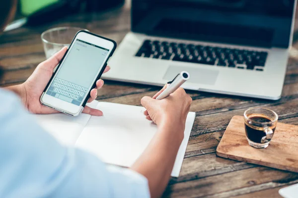 Vrouw maken van aantekeningen op papier — Stockfoto