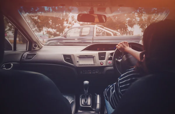 Photo Asian woman driving a car safely — Stock Photo, Image