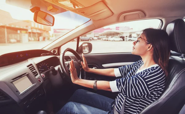 Asiatique femme conduite une voiture . — Photo