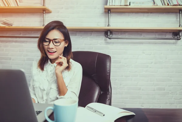 Fotos de mujeres asiáticas que son felices — Foto de Stock