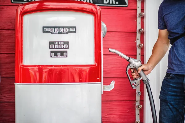 Imagem do antigo distribuidor de gasolina vermelha de óleo — Fotografia de Stock