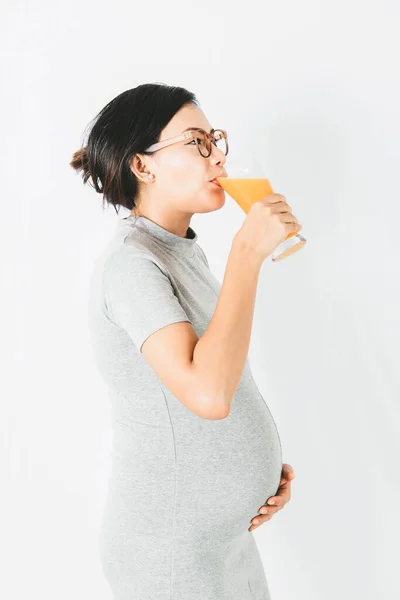 Mulher Grávida Asiática Bebendo Suco Laranja Humor Relaxado Concentre Rosto — Fotografia de Stock