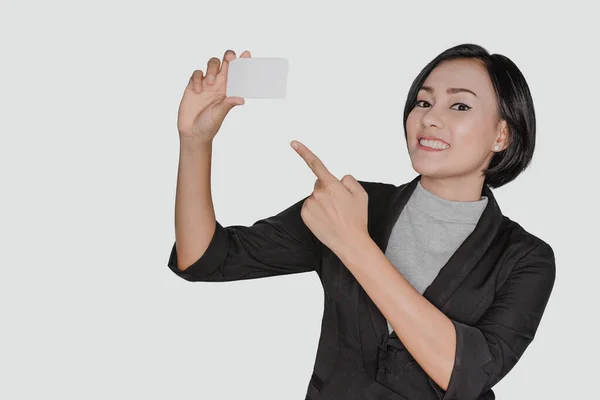 Mujer Asiática Sosteniendo Una Tarjeta Blanco Deja Espacio Escribe Mensaje Fotos de stock libres de derechos