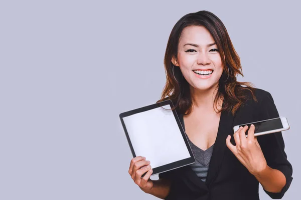 Sonriendo Mujer Asiática Celebración Teléfono Celular Touchpad Estado Ánimo Feliz Imágenes de stock libres de derechos