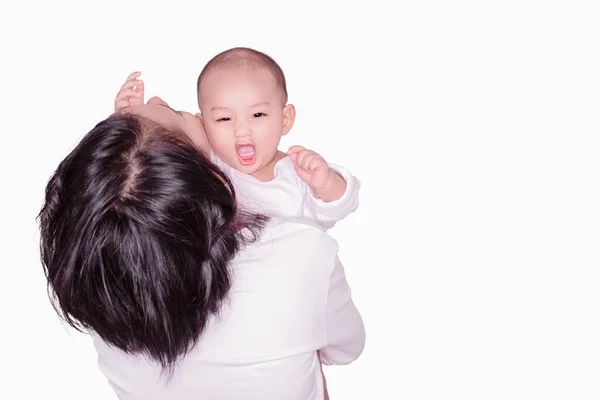 Asiatisk Manlig Baby Glad När Hans Mamma Håller Honom Fokusera Stockbild