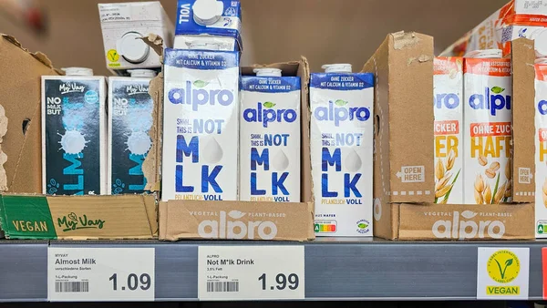 Dortmund, NRW, Almanya - 29 Temmuz 2025 Vegan sütü yerine süpermarket raflarında Alpro Not M * lk ve MyVay yulaf içecekleri