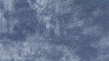 Herhangi bir projeye derinlik katan modern beyaz fırça darbesi dokusu. İnce bir sanatsal dokunuş ya da ağ ya da baskı için eşsiz bir arkaplan eklemek için mükemmel.