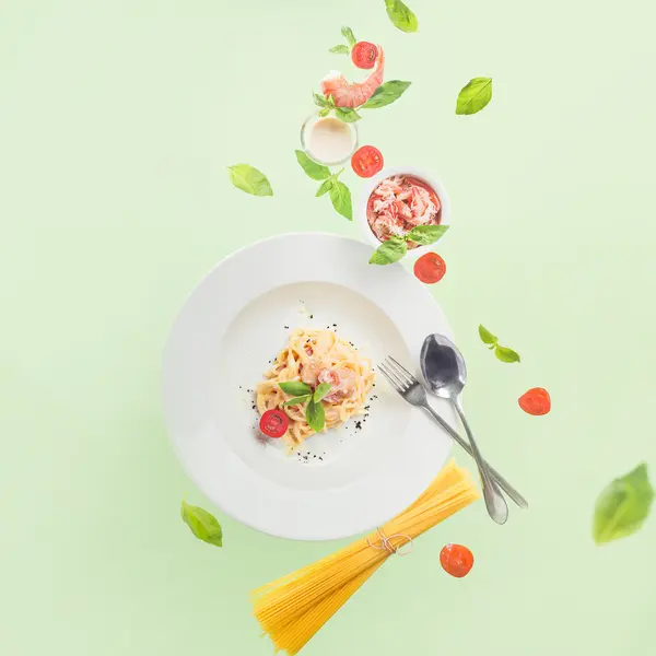 Spaghetti Scallop with shrimp — Stock Photo, Image