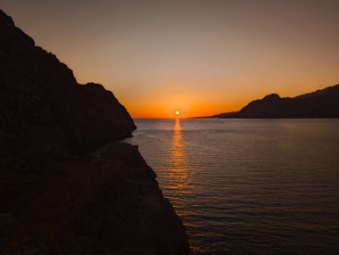 Yunanistan 'ın Girit adasındaki Plakias Körfezi' nde gün batımı