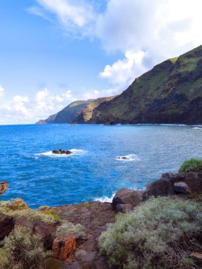 La Palma (İspanya) Kanarya Adası 'nın kuzey sahilindeki vahşi Atlantik Okyanusu manzarası)