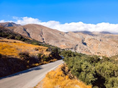 Güney Girit dağlarında, Rodakino dağ köyü yakınlarında ıssız bir yol (Yunanistan)