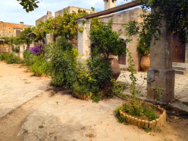 Yunanistan 'ın Girit adasındaki Arkadi Manastırı' nın avlusunda. 