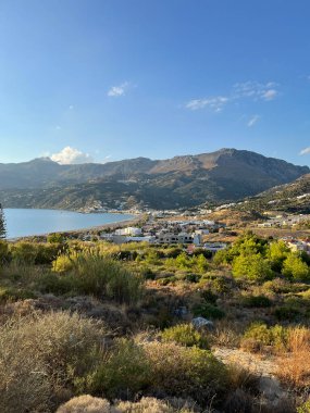 Yunanistan 'ın Girit adasının güneyindeki geniş Plakias plajı manzaralı
