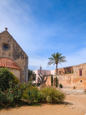 Yunanistan 'ın Girit adasının arka planında Arkadi Manastırı' nın tarihi yüklü 