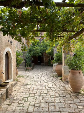 Yunanistan 'ın Girit adasındaki Arkardi Manastırı' nın avlusunun bir kısmı