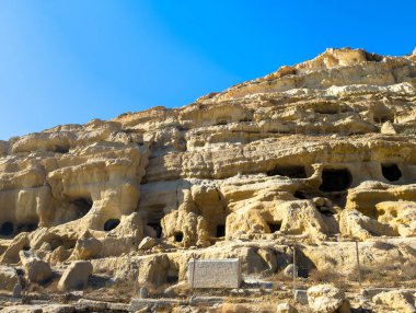 Yunanistan 'ın Girit adasındaki Matala Sahili' ndeki mağaralara giriş