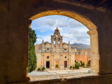 Girit Adası 'nda (Yunanistan) Arkadi Manastırı' nın merkezindeki kilise.)