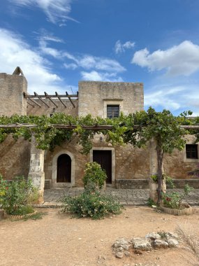 Yunanistan 'ın Girit adasındaki Arkadi Manastırı' nın avlusunda.