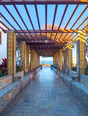 La Palma 'nın batı kıyısındaki Tazacorte şehrindeki Plaza de Espaa' daki Pergola (Kanaryalar, İspanya))
