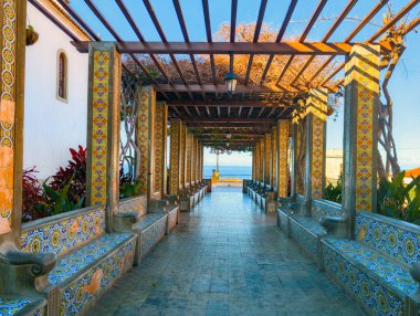 La Palma 'nın batı kıyısındaki Tazacorte şehrindeki Plaza de Espaa' daki Pergola (Kanaryalar, İspanya))