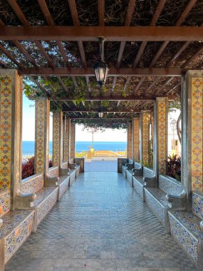 La Palma 'nın batı kıyısındaki Tazacorte şehrindeki Plaza de Espaa' daki Pergola (Kanaryalar, İspanya))