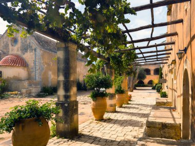 Girit Adası 'nda (Yunanistan) Arkadi Manastırı' nın merkezindeki kilise.)