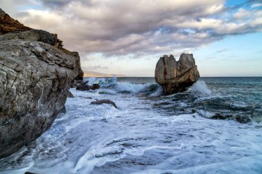 Yunan adası Girit 'te (Yunanistan) Preveli' nin palmiye plajında Yalnız Kaya)