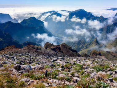 Pico Ruivo 'daki Bulutların Üzerindeki Dağ Manzarası (Madeira, Portekiz)