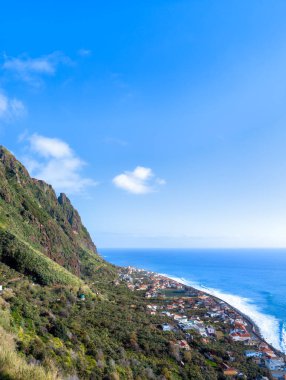 Arka planda Atlantik Okyanus Dalgaları (Madeira, Portekiz) ile Madeira adasındaki 