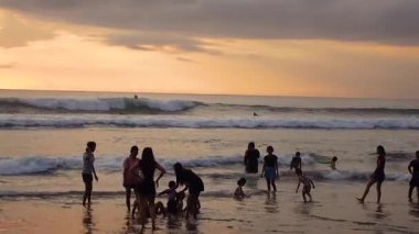 Bali, Endonezya, 20 Ekim 2025 - Sunset Beach Ailesi ve Arkadaşları Dalgalar ve Çocuklar Sığ Suyla Oynuyor