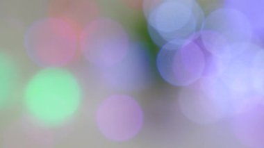 Bokeh renkli ışıldayan çok renkli ışıklar yumuşak bulanık bir arka plan oluşturuyor, Noel, yeni yıl ve şenlikli dekoratif tasarımlar için mükemmel..