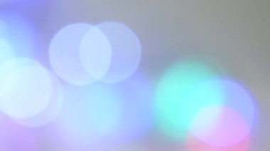 Parıldayan gökkuşağı ışıkları hayal gibi bulanık bir zemin oluşturuyor. Bayram temaları, kutlamalar ve şenlikli grafikler için ideal..