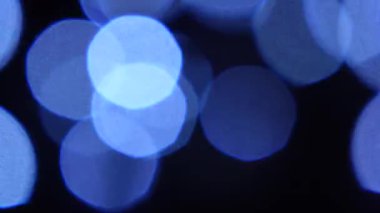 Bulanık mor ve kırmızı Bokeh bulanık ışık çelenkleri sıcak ve canlı bir Noel arkaplanı oluşturuyor.. 