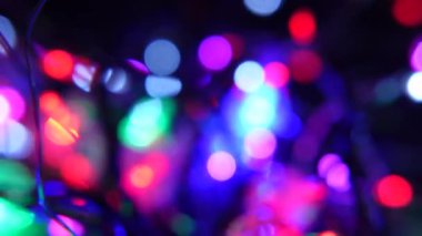 Noel ve Yeni Yıl dekorasyonları için çok renkli tel lambaları, şenlikli arka planlar ve kutlama görselleri için mükemmel