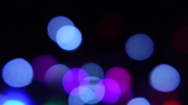 Bulanık mor dekoratif ışıklar, bokeh parıltısı, Noel arkaplanları ve şenlik tasarımları için uygun.