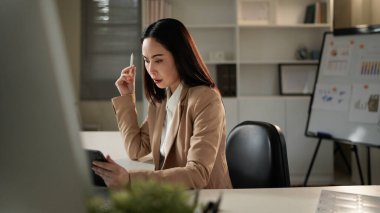 Kadın, ofis ve İnsan Kaynakları Müdürü olarak çalışan sözleşmesi ile birlikte tablet araştırma ya da e-posta tebligatı konusunda ciddi. Kadın, iş ve güveni bilgisayarda planlama, biniş ve teslim tarihi.