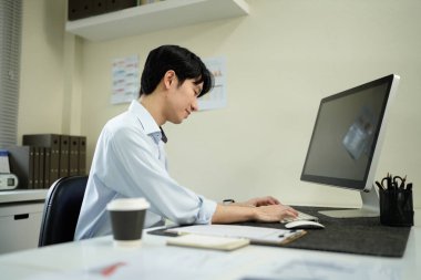 İş adamı, düşünme ve bilgisayar online araştırma, e-posta okuma ya da rapor için büroda. Geribildirim, inceleme ve projeye odaklanmak için internet bağlantısı olan erkek girişimci.