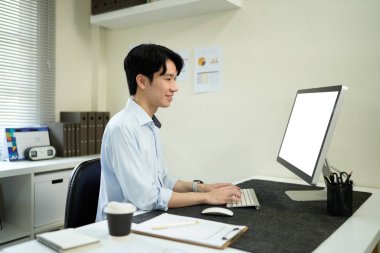 İş adamı, düşünme ve bilgisayar online araştırma, e-posta okuma ya da rapor için büroda. Geribildirim, inceleme ve projeye odaklanmak için internet bağlantısı olan erkek girişimci.