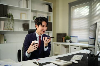 Business sperson ses dalgası arayüzü olan yapay zeka sanal asistanı kullanıyor. Yapay zeka desteği, ses robotu, akıllı müşteri servisi ve sanal asistan otomasyonu kavramı..