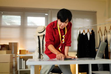 Moda tasarımcısı elbise tasarlamaya ve yaratıcı yeni koleksiyon için renk seçmeye çalışıyor..