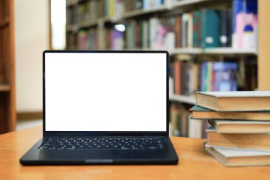 Kütüphane öğrenme ve eğitim konsepti kitaplarıyla çevrili dizüstü bilgisayar görüntüsü.