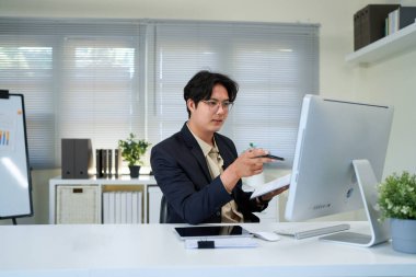 Mali satış raporları ve bilgisayar işleriyle uğraşan meşgul bir finans uzmanı. Olgun idari işadamı profesyonel çek analiz işi, yatırım incelemesi.