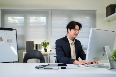 Ciddi, iş adamı ve ofisteki bilgisayar, internet araştırmaları ve web sitesi üzerinde düşünme. Odaklanmış erkek çalışan, fikirlerin masaüstü ve çözümü, planlama ve değerlendirme stratejisi, proje veya vizyon.